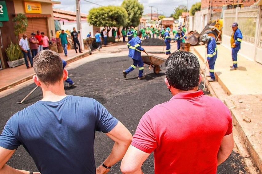 Prefeitura de Bacabal reinicia obras de asfaltamento pela rua Frederico Leda.   